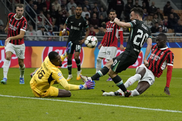 Mike Maignan in action against Diogo Jota of Liverpool FC during the UEFA Champions League 2024/25 League Phase MD1 match between AC Milan and Liverpool FC at Stadio San Siro on September 17, 2024 in Milan, Italy. (Photo by Pier Marco Tacca/Getty Images)