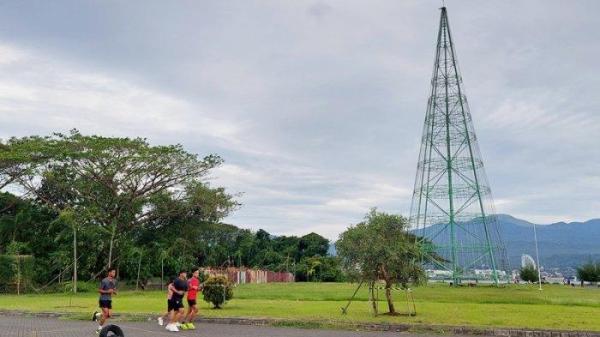 SPOT WISATA: Potret suasana di area Pohon Kasih, Manado, Sulawesi Utara, Juni 2025. Pohon Kasih menjadi tempat favorit warga maupun wisatawan untuk menikmati sunset dan suasana tenang di tengah kota.