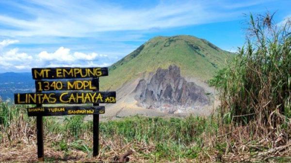 GUNUNG DI SULUT: Pemandangan Gunung Lokon dari puncak Gunung Empung, Tomohon, Sulawesi Utara, Senin (30/6/2025).