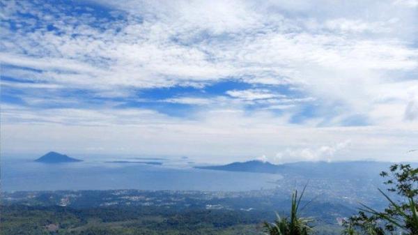 GUNUNG DI SULUT: Pemandangan Teluk Manado dari puncak Gunung Empung, Senin (30/6/2025). Tampak juga sejumlah pulau seperti Manado Tua, Bunaken hingga Siladen.