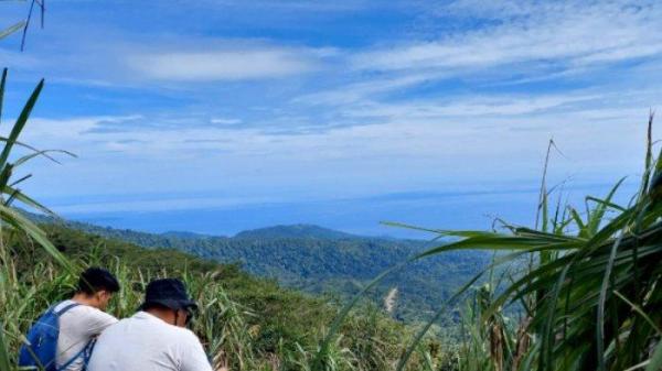 GUNUNG DI SULUT: Panorama alam yang terlihat dari puncak Gunung Empung, Senin (30/6/2025). Gunung ini terletak di Tomohon, Sulawesi Utara.