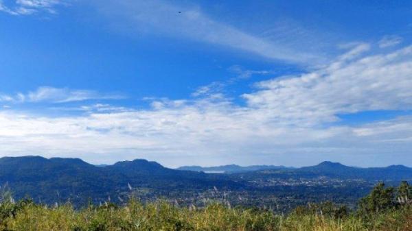 GUNUNG DI SULUT: Pemandangan dari puncak Gunung Empung, Senin (30/6/2025). <div class=