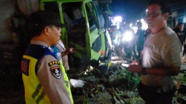 
Evakuasi – Petugas dan warga tampak mengevakuasi kecelakaan truk molen yang menewaskan Nyoman Budiasa di simpang tiga Kubutambahan, Kabupaten Buleleng, Minggu (29/6). Kecelakaan itu diduga disebabkan karena truk mengalami rem blong. Inset: Foto semasa hidup Nyoman Budiasa

