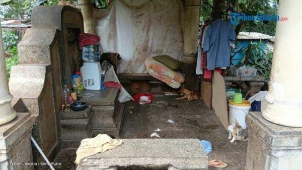 TINGGAL DI MAKAM - Petak makam etnis keturunan Tionghoa tempat Irah (74) tinggal di TPU Kebon Nanas, Jatinegara, Jakarta Timur, Senin (30/6/2025)