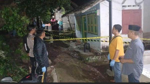 AYAH BUNUH ANAK - Lokasi kasus ayah bunuh anak tirinya di Desa Gombolirang, Kecamatan Kabat, Banyuwangi, Sabtu (28/6/2025) malam. Korban tewas setelah dianiaya.