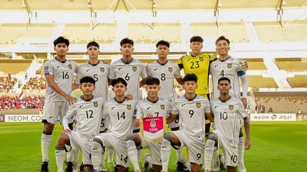 FOTO TIM - Para pemain Timnas U17 Indonesia berfoto bersama sebelum pertandingan melawan Korea Selatan di Piala Asia U17 2025, Jumat (4/4/2025). <div class=