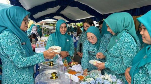 Para juri menilai hasil kreasi olahan pangan B2SA1