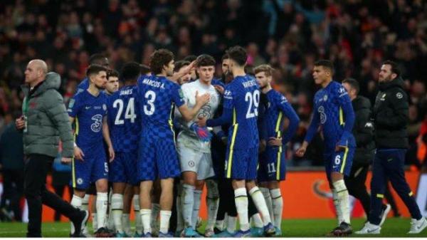Kiper kedua Chelsea, Kepa Arrizabalaga diberikan dukungan rekannya setelah gagal penalti pada Final Piala Carabao menghadapi Liverpool.