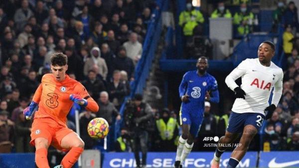 Penjaga gawang Chelsea asal Spanyol Kepa Arrizabalaga (kiri) membersihkan bola saat pertandingan sepak bola Liga Inggris antara Chelsea dan Tottenham Hotspur di Stamford Bridge di London pada 23 Januari 2022.