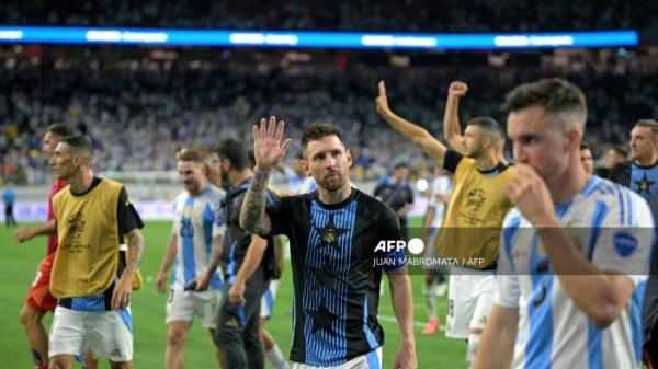 MESSI LAMBAIKAN TANGAN - Pemain depan Argentina bernomor punggung 10 Lionel Messi merayakan kemenangannya setelah memenangkan pertandingan perempat final turnamen Copa America 2024 antara Argentina dan Ekuador di Stadion NRG di Houston, Texas, pada tanggal 4 Juli 2024. (Foto oleh JUAN MABROMATA / AFP)