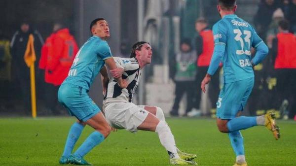 Aksi bek Timnas Indonesia, Jay Idzes saat melawan Dusan Vlahovic pada duel Juventus vs Venezia pekan ke-16 Liga Italia, Minggu (15/12/2024) dini hari WIB.