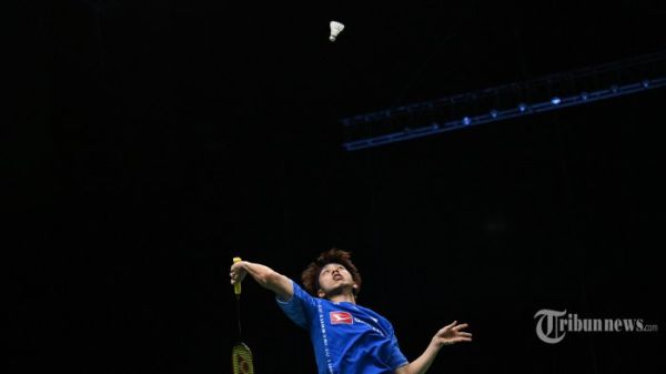 Pebulu tangkis tunggal putra Jepang, Kodai Naraoka melakukan serangan balik saat melawan pebulu tangkis Indonesia, Shesar Hiren Rhustavito dalam babak semifinal Piala Thomas (Thomas Cup) 2022 di Impact Arena, Bangkok, Thailand, Jumat (13/5/2022). Shesar Rhustavito sukses mengalahkan Kodai Naraoka melalui dua gim langsung dengan skor 21-17, 21-11. AFP/LILLIAN SUWANRUMPHA