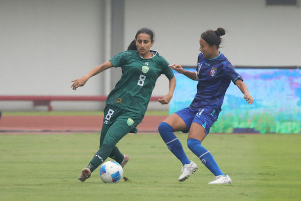 Aqsa Mushtaq, pemain Timnas Wanita Pakistan (kiri), sedang berduel dengan Taiwan di matchday pertama Kualifikasi Piala Asia Wanita 2026 di Indomilk Arena, Tangerang, Minggu (29/6). Foto: Dicky Adam Sidiq/kumparan
