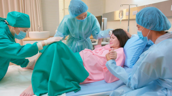 Ilustrasi suami mendampingi istri melahirkan.<br> Foto: Shutterstock