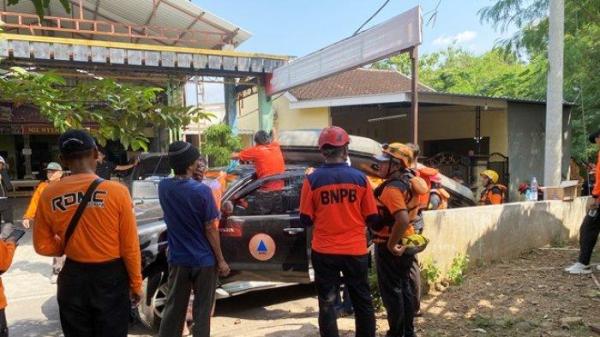 EVAKUASI JASAD - Mahasiswi UNS, Devita Sari ditemukan di aliran Sungai Bengawan Solo Dusun Dalon Sroyo RT 04 RW 04, Kecamatan Jaten, Kabupaten Karanganyar, Rabu (2/7/2025). Devita merupakan sosok perempuan yang sehari sebelumnya terjun ke sungai dari Jembatan Jurug Kota Surakarta.