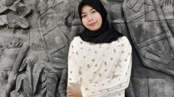 DEVITA - Sosok Devita Sari Anugraheni. Dia adalah mahasiswi semester akhir di Sekolah Vokasi UNS. Dia adalah perempuan yang nekat terjun ke Sungai Bengawan Solo dari Jembatan Jurug pada Selasa (1/7/2025).