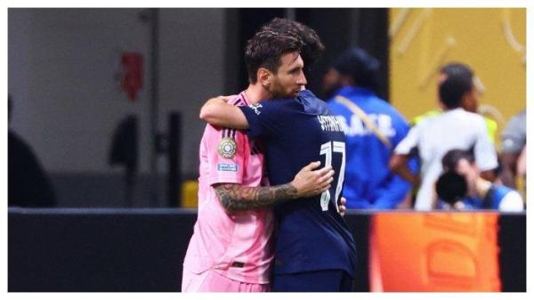 Lionel Messi dan Vitinha saling berpelukan setelah laga PSG vs Inter Miami yang berakhir dengan kemenangan 4-0 untuk Les Parisiens di 16 besar Piala Dunia Antarklub 2025,Minggu (29/6/2025).