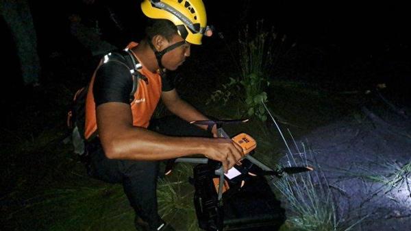 DITERKAM BUAYA -- Tim SAR gabungan saat melakukan pencarian terhadap korhan diterkam buaya, di Sungai Pelaben Jembatan Air Anyir Desa Air Anyir, Kecamatan Merawang, Kabupaten Bangka yang diterkam buaya, Rabu (2/7/2025).