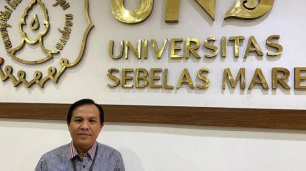DEVITA SARI - Agus Riwanto, Sekretaris Universitas yang juga juru bicara UNS, menjelaskan soal Dosen Sumardiyono, S.KM., M.Kes yang merupakan Dosen Pembimbing dari Devita Sari Anugraeni, Rabu (2/7/2025)