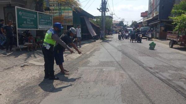 KECELAKAAN - Anggota Satlantas Polres Jepara meninjau lokasi kecelakaan Mobil dump truk dengan motor Honda vario di jalan raya Desa Margoyoso dengan Desa Banyuputih,  Kecamatan Kalinyamatan, Kabupaten Jepara.