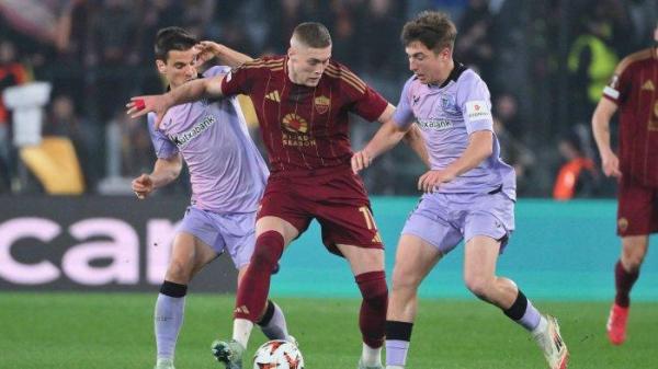 DUEL PEMAIN - Pemain AS Roma Artem Dovbyk dalam kepungan dua pemain Athletic Bilbao pada pertandingan leg pertama babak 16 besar Liga Eropa 2024/2025, Kamis (6/3/2025). (Website AS Roma - 13/3/2025)