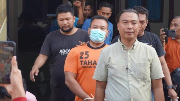 SANKSI KEPEGAWAIAN : Pelaku penganiayaan, Zainal Arifin terhadap kurir ekspedisi Irwan Siskiyanto di Kabupaten Pamekasan saat di amankan pihak kepolisian. Pelaku ternyata seorang PNS Guru di Kabupaten Sampang, Madura dan terancam sanksi kepegawaian, Kamis (3/7/2025).