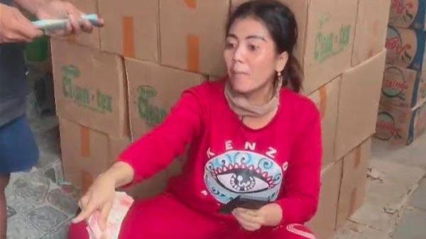 PENGANIAYAAN - Istri tersangka Zainal Arifin alias Arif yang terekam video Hp korban saat membiarkan suaminya memiting leher Irwan Siskiyanto kurir JNT yang dianiaya hingga mulutnya mengeluarkan darah.