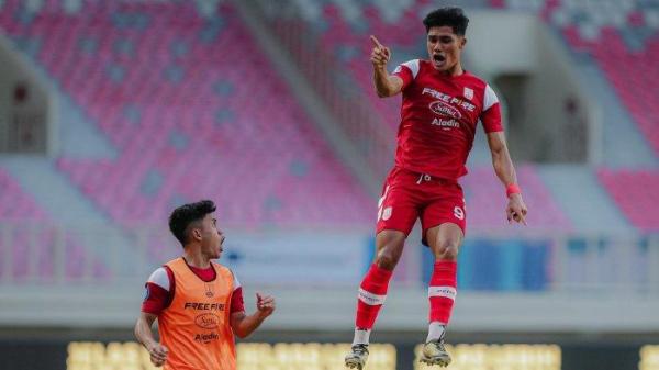 SELEBRASI - Pesepakbola Persis Solo, Ramadhan Sananta (kiri) melakukan selebrasi setelah menjebol gawang PSBS Biak pada pekan ke-32 Liga 1 di Stadion Lukas Enembe, Minggu (11/5/2025) siang WIB. Persis Solo berhasil menang dengan skor 2-0.