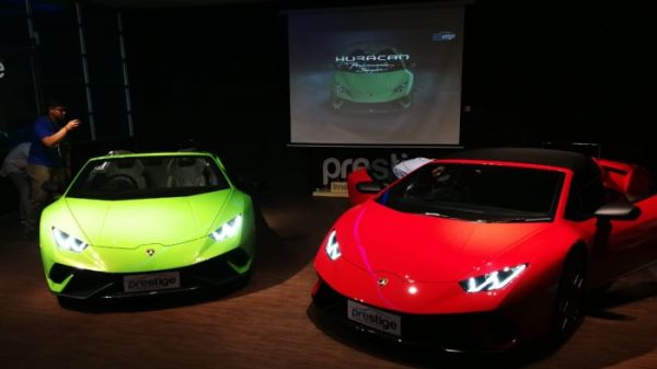 Sosok super car Lamborghini Huracan Performante Spyder saat diperkenalkan kepada media di showroom Prestige Motorcars di kawasan Pluit Permai Raya, Jakarta, Kamis (23/8/2018).