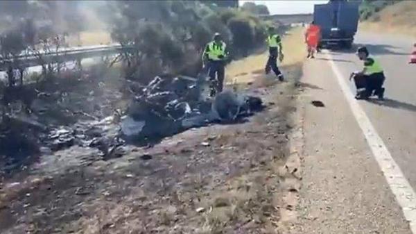 DIEGO JOTA TEWAS - Sisa-sisa Lamborghini yang membawa Diogo Jota dan saudaranya Andre. Paramedis berjuang menyelamatkan mereka setelah kecelakaan sekitar pukul 12.35 dini hari ini.