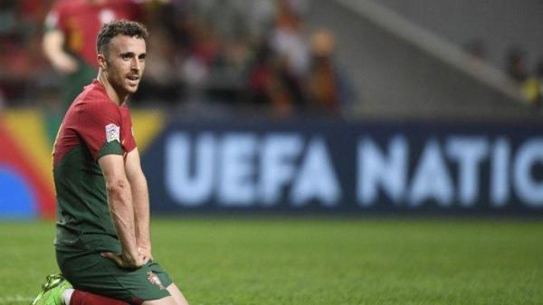 DIOGO JOTA - (Foto Arsip) Pemain depan Portugal Diogo Jota menyaksikan pertandingan sepak bola UEFA Nations League, liga A, grup 2 antara Portugal dan Spanyol, di Stadion Municipal di Braga pada 27 September 2022.