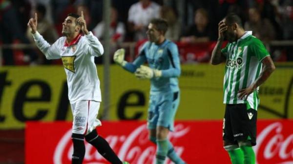 Jose Antonio Reyes merayakan gol ke gawang Betis.