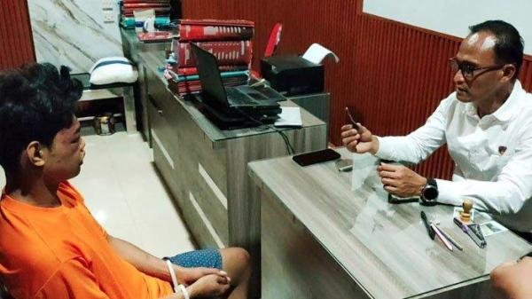 PERNIKAHAN DI UJUNG TANDUK - Maling motor berinisial ISM (21), warga Desa Mangga’an, Kecamatan Modung menjawab segudang pertanyaan Kasat Reskrim Polres Bangkalan, AKP Hafid Dian Maulid, Kamis (3/7/2025). Terungkap bahwa, ISM dalam waktu dekat akan mempersunting gadis pujaannya ke jenjang pernikahan  