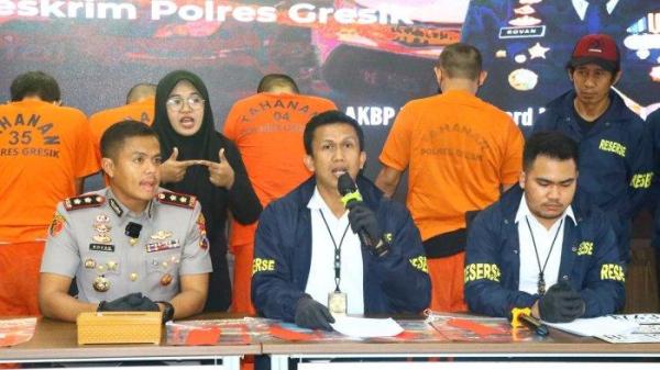 TERSANGKA GANJAL ATM - Kasatreskrim Polres Gresik AKP Abid Uais Al-Qarni Aziz saat memberikan keterangan kepada awak media di Mapolres Gresik, Senin (23/6/2025).