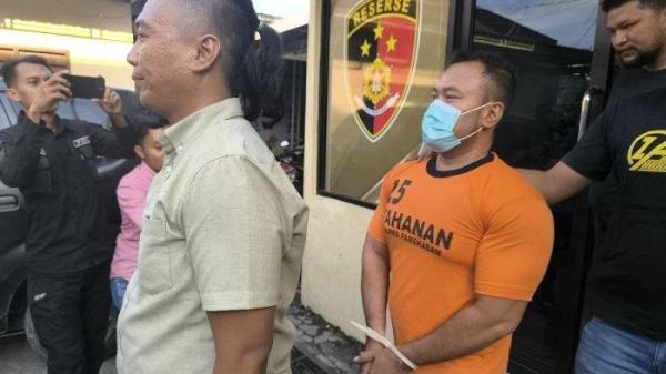 Zainal Arifin(46), warga Desa Laden Kecamatan Pamekasan, Jawa Timur, ditetapkan sebagai tersangka dalam kasus penganiayaan terhadap kurir JNT,berprofesi sebagai seorang ASN guru PAUD