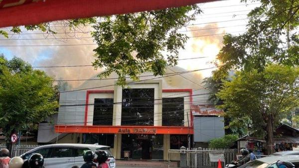 KEBAKARAN - Terjadi kebakaran di Jl. Achmad Yani Kec. Sario, Kota Manado, Sulawesi Utara (Sulut) pada Jumat, 4 Juli 2025, sore
