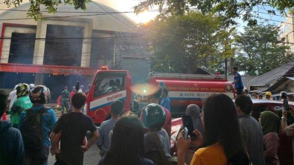 KEBAKARAN: Kebakaran melanda Gedung Aula Idaman yang berada di Jalan Ahmad Yani, Kecamatan Sario, Kota Manado, Jumat (4/7/2025). 