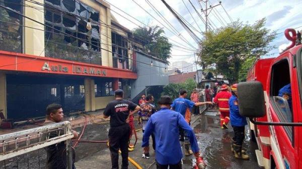 KEBAKARAN - Kebakaran melanda Gedung Aula Idaman yang berada di Jalan Ahmad Yani, Kecamatan Sario, Kota Manado, Jumat (4/7/2025). Petugas Damkar berusaha memadamkan api.