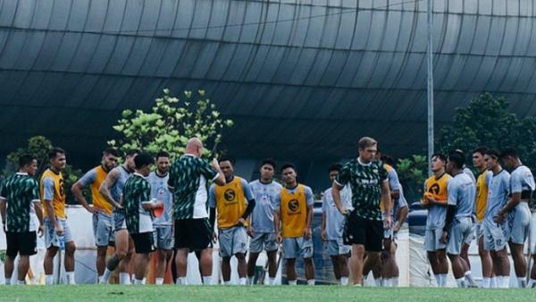 SESI LATIHAN PERSIB - Potret sesi latihan Persib Bandung jelang gelaran Liga 1 2025/2026.