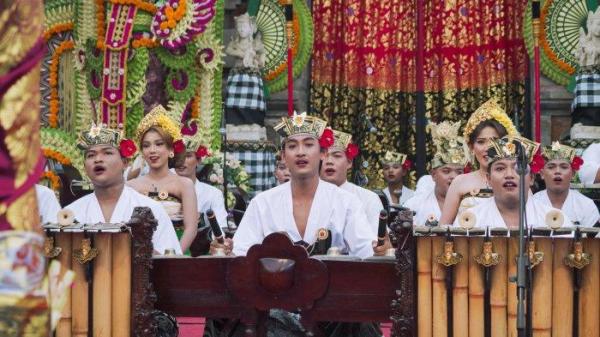 PEMENTASAN - Peserta Sanggar seni Candrawangsa saat foto bersama dalam pertunjukan gamelan inovatif di Pesta Kesenian Bali Jumat 4 Juli 2025.