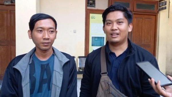 KURIR KORBAN PENGANIAYAAN - Pimpinan JNT Pamekasan, Irfan Arrofi (kanan), mewakili JNT Pusat saat mendampingi kurirnya, Irwan Siskiyanto, yang menjadi korban penganiayaan PNS Sampang saat diperiksa di Kantor Satreskrim Polres Pamekasan.