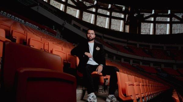 Bek Timnas Indonesia, Jordi Amat diperkenalkan menjadi pemain baru Persija Jakarta di Liga 1. Perkenalan dilakukan Persija dengan menghadirkan Jordi Amat di Jakarta International Stadium (JIS), Jakarta, pada Sabtu (5/7/2025).