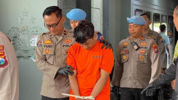 TUSUK PESILAT - Tersangka Fatur saat dihadirkan dalam konferensi pers di Polresta Malang Kota, Jumat (4/7/2025). FR terganggu dengan konvoi rombongan perguruan silat yang berujung keributan dan melakukan penusukan kepada korban hingga meninggal.