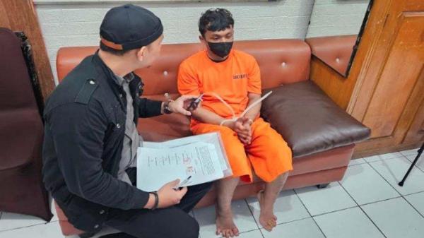 PENGAKUAN - Tersangka FR alias Fatur saat didampingi oleh kuasa hukumnya ketika berada di ruangan penyidik Satreskrim Polresta Malang Kota, Jumat (4/7/2025). FR yang telah ditetapkan sebagai tersangka mengaku membela diri karena dikeroyok rombongan konvoi perguruan silat