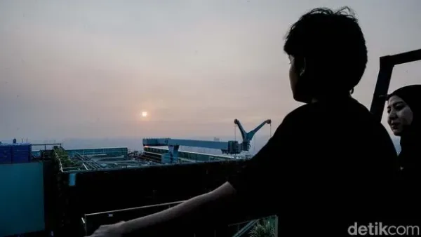 Sejumlah pengunjung tampak antusias menikmati panorama kota Jakarta dari ketinggian di 