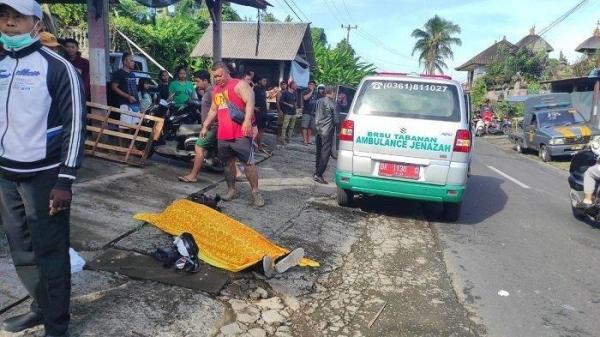 OLAH TKP: Satlantas Polres Tabanan saat melakukan olah TKP kecelakaan yang menewaskan Ni Luh Sudiani (38) di Jalan Raya jurusan Marga–Apuan pada Minggu 15 Juni 2025. (TRIBUN BALI/ISTIMEWA)
