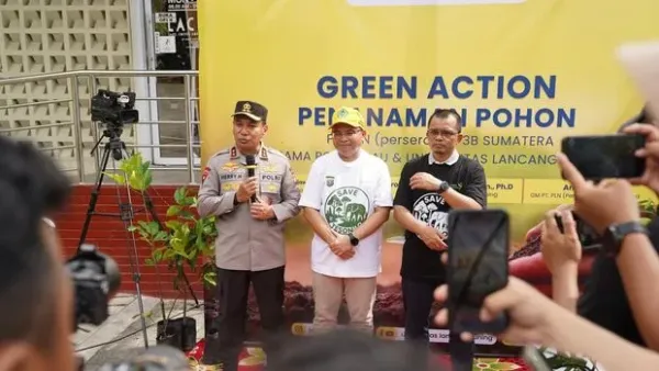 Kapolda Riau Irjen Herry Heryawan menghadiri 'Green Action' penanaman 300 pohon yang diinisiasi Unilak dan PLN, Senin (7/7/2025).