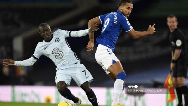 Gelandang Chelsea Prancis N'Golo Kante (kiri) bersaing dengan striker Everton Inggris Dominic Calvert-Lewin (kanan) selama pertandingan sepak bola Liga Utama Inggris antara Everton dan Chelsea di Goodison Park di Liverpool, barat laut Inggris pada 12 Desember 2020.
PETER POWELL / POOL / AFP
