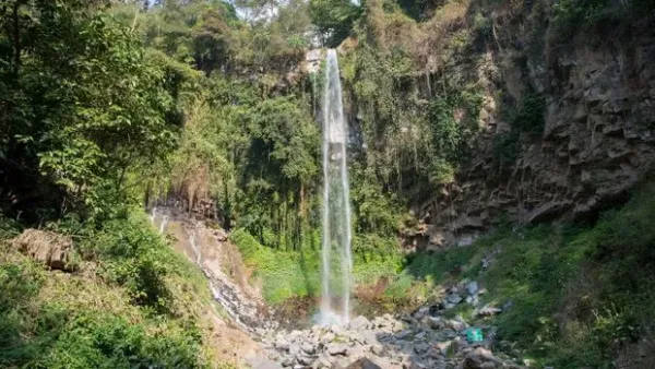Air terjun Grojogan Sewu di Tawangmangu, Karanganyar, Jawa Tengah.