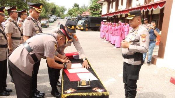 SERTIJAB KAPOLSEK - Kapolresta Barelang Kombes Pol Zaenal Arifin, pimpin serah terima jabatan Kapolsek di Batam, di lapangan apel Mapolresta Barelang, Jalan Sudirman, Kecamatan Batam Kota, Kota Batam, Provinsi Kepri, Senin (7/7/2025)